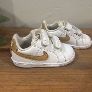 Toddler Nike White and Tan sneakers Sz 4.5